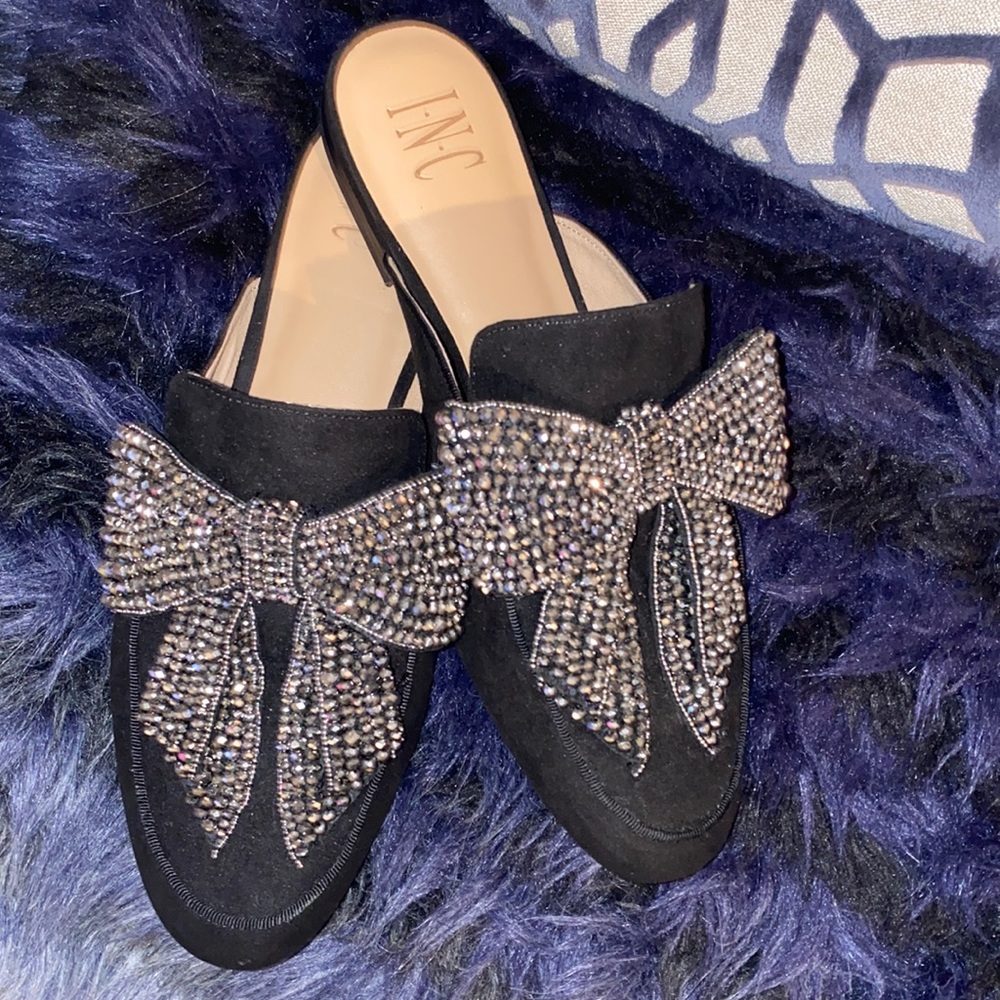 I’m selling this beautiful new sandal for the reason of donation.